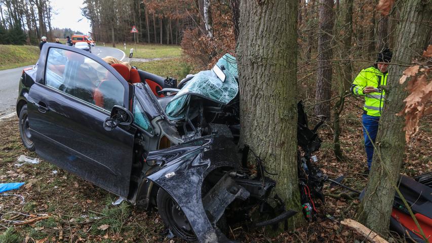 Tödlicher Unfall in Oberfranken: 59-Jährige prallt mit Auto gegen Baum