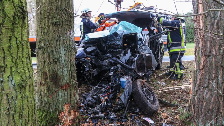 Tödlicher Unfall in Oberfranken: 59-Jährige prallt mit Auto gegen Baum