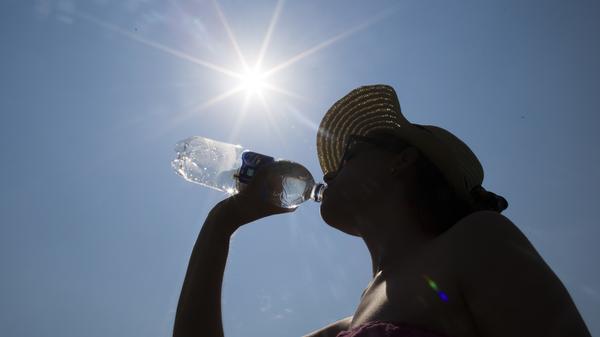 Große Hüte, lockere Oberteile und lange Kleider: Klamotten können helfen, die Haut vor gefährlichen UV-Strahlen zu schützen. Trotzdem sollte man die Haut eincremen. Tipp: Vor allem beim Sport im Sommer sollte man eine Kappe tragen. Eine Sonnenbrille mit UV-Schutz sollte ebenfalls Pflicht sein.