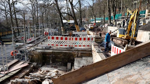 Auch diese Umbauten verfolgen primär das Ziel, aus Sicherheitsgründen auf dem gesamten Bergkirchweihgelände schrittweise neue, höhere Geländer anzubringen, die eine Mindesthöhe von 1,10 Meter besitzen und einer Horizontallast von 2,0 kN/m standhalten.