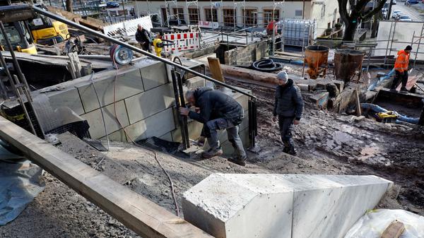 Die Betonwände werden wie in den vorangegangenen Abschnitten mit Sandstein verkleidet und fügen sich so gut in das Gelände ein.