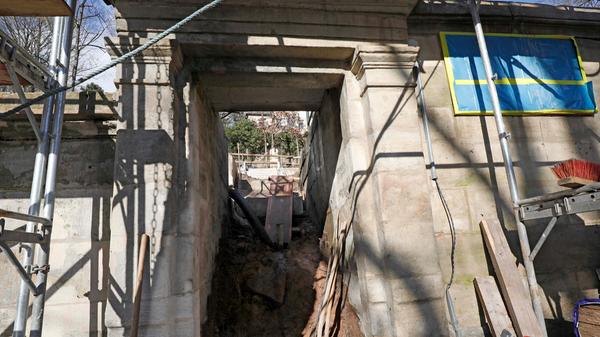 Die Bodenplatte über der Gewölbedecke des Henninger Keller wurde abgebrochen und erneuert.