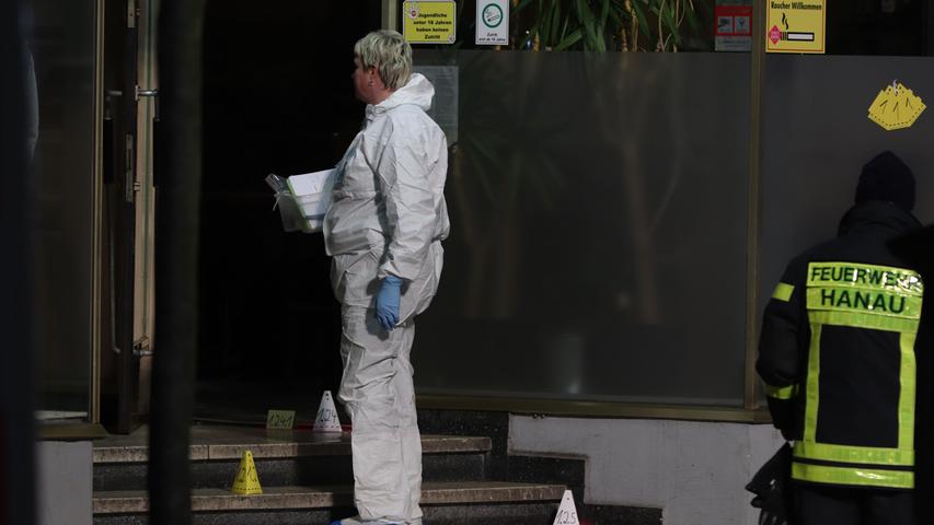 Forensic police investigates the scene of a shooting in Hanau, western Germany, on February 20, 2020. - At least eight people were killed in two shootings late on February 19 near the German city of Frankfurt, with an unknown number of attackers still at large, police said. The shootings targeted shisha bars in Hanau, about 20 kilometres (12 miles) from Frankfurt, according to local media, and police launched a huge manhunt in the town of around 90,000 people. (Photo by Yann Schreiber / AFP)