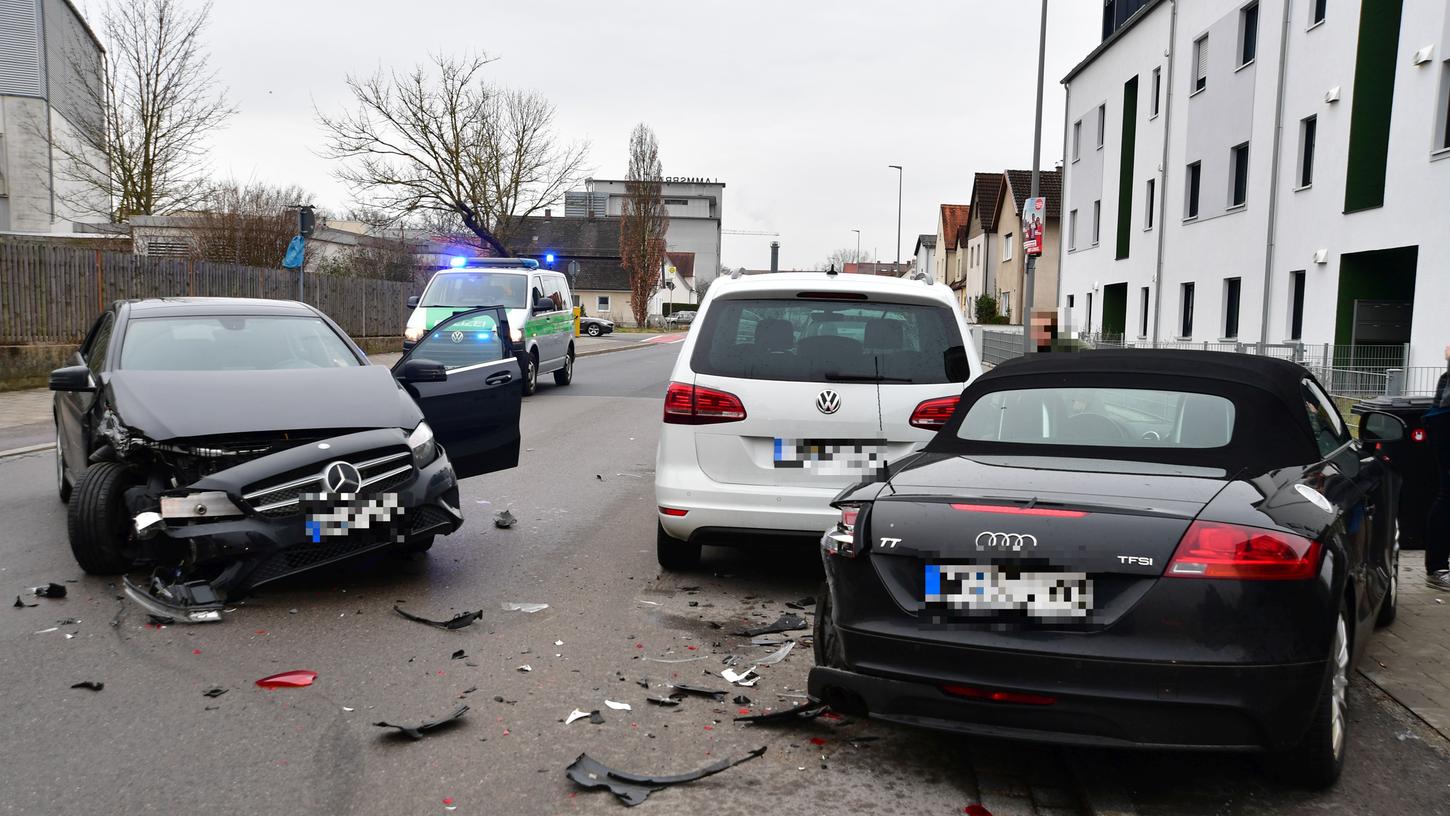 Altdorfer Straße dicht: Mercedes rammt parkende Pkw