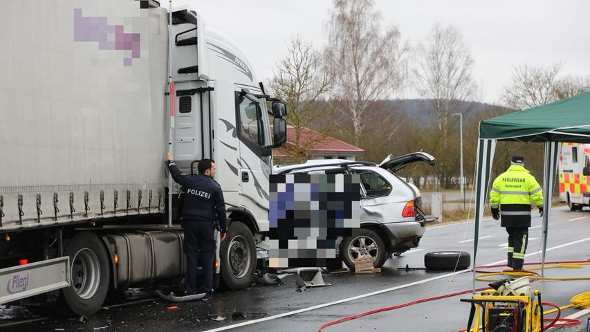 Lkw stößt mit Pkw zusammen: Insasse stirbt in Willersdorf an Unfallstelle