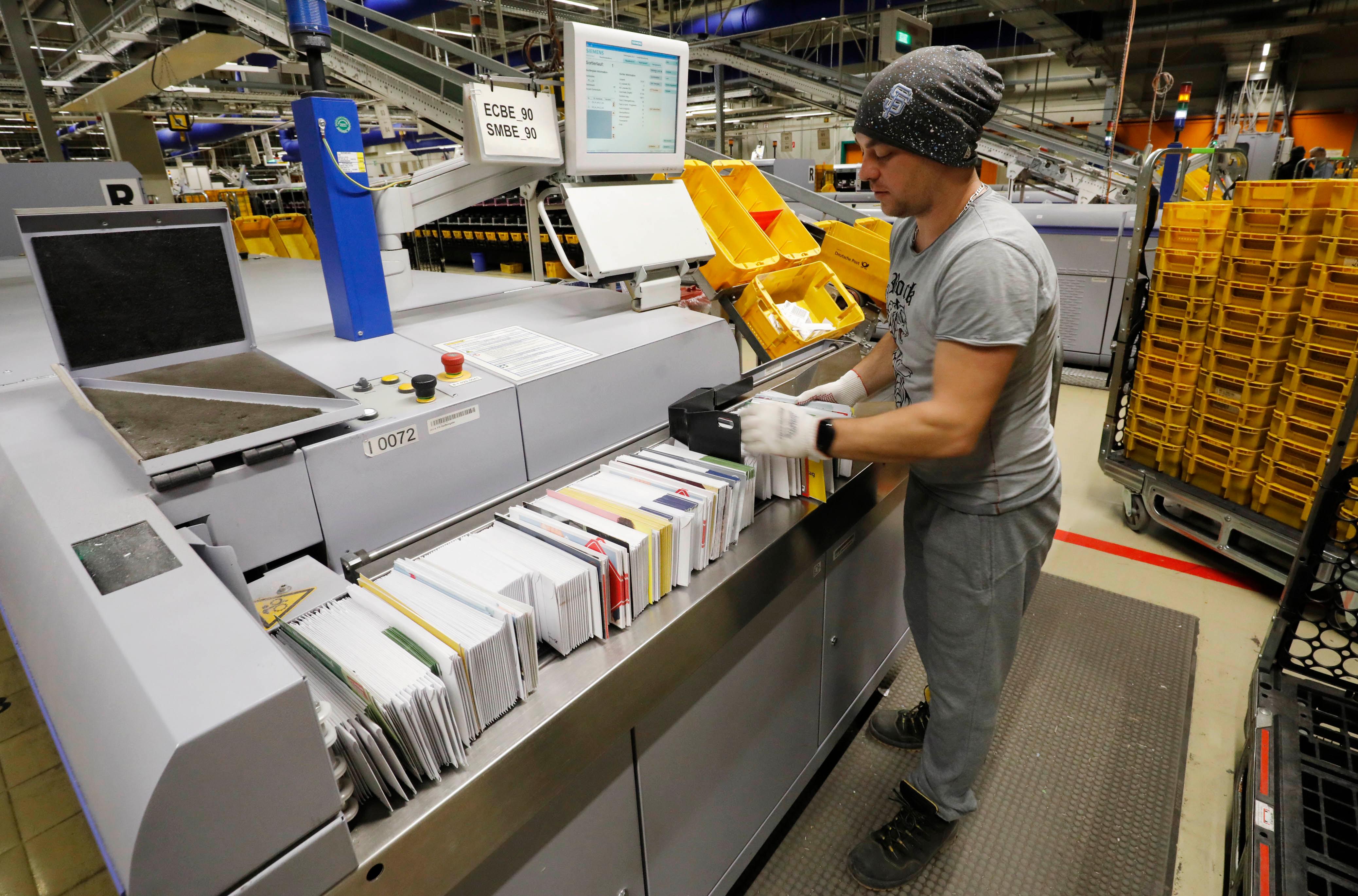 An der Briefsortiermaschine arbeitet Kirill Kast erst seit drei Monaten.