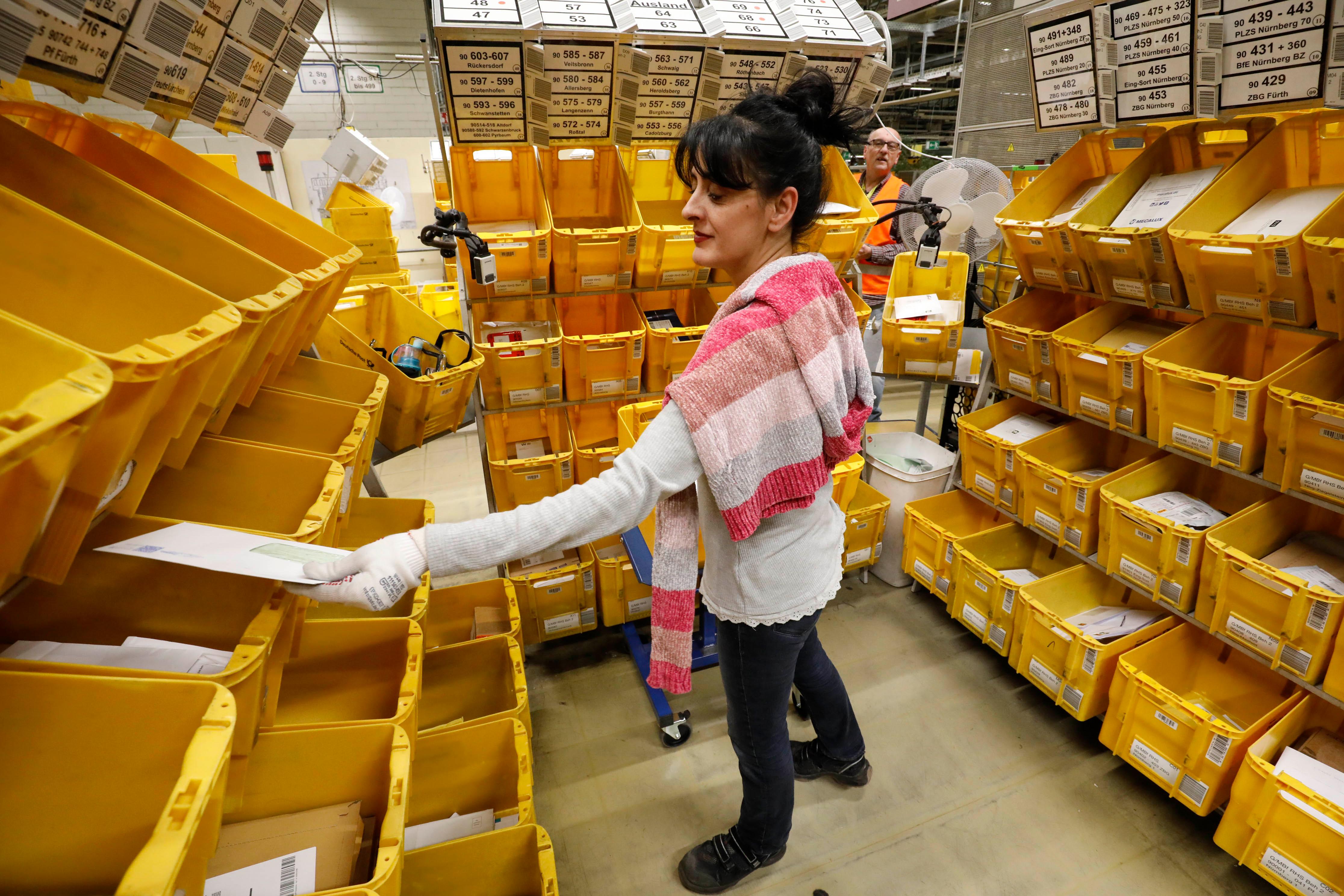 Aysegül Kesat ordnet die Großbriefe (das können auch kleine Päckchen sein) ein. Die Sortiermaschine kann Großbriefe nicht bearbeiten.
