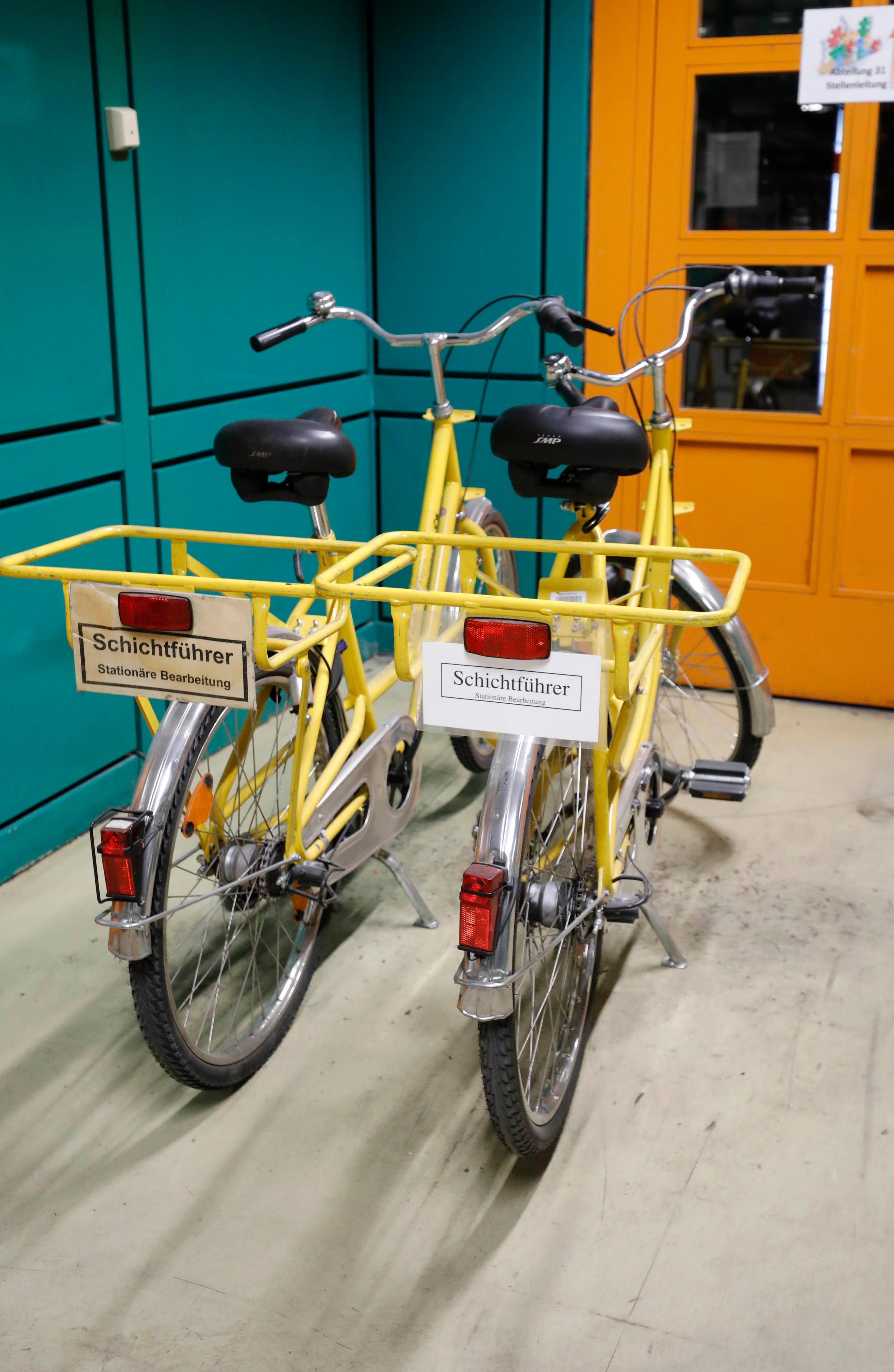Weite Wege in der großen Halle kann man mit dem Fahrrad bewältigen. Aber Achtung: Diese Tretmühle ist für den Schichtführer reserviert.