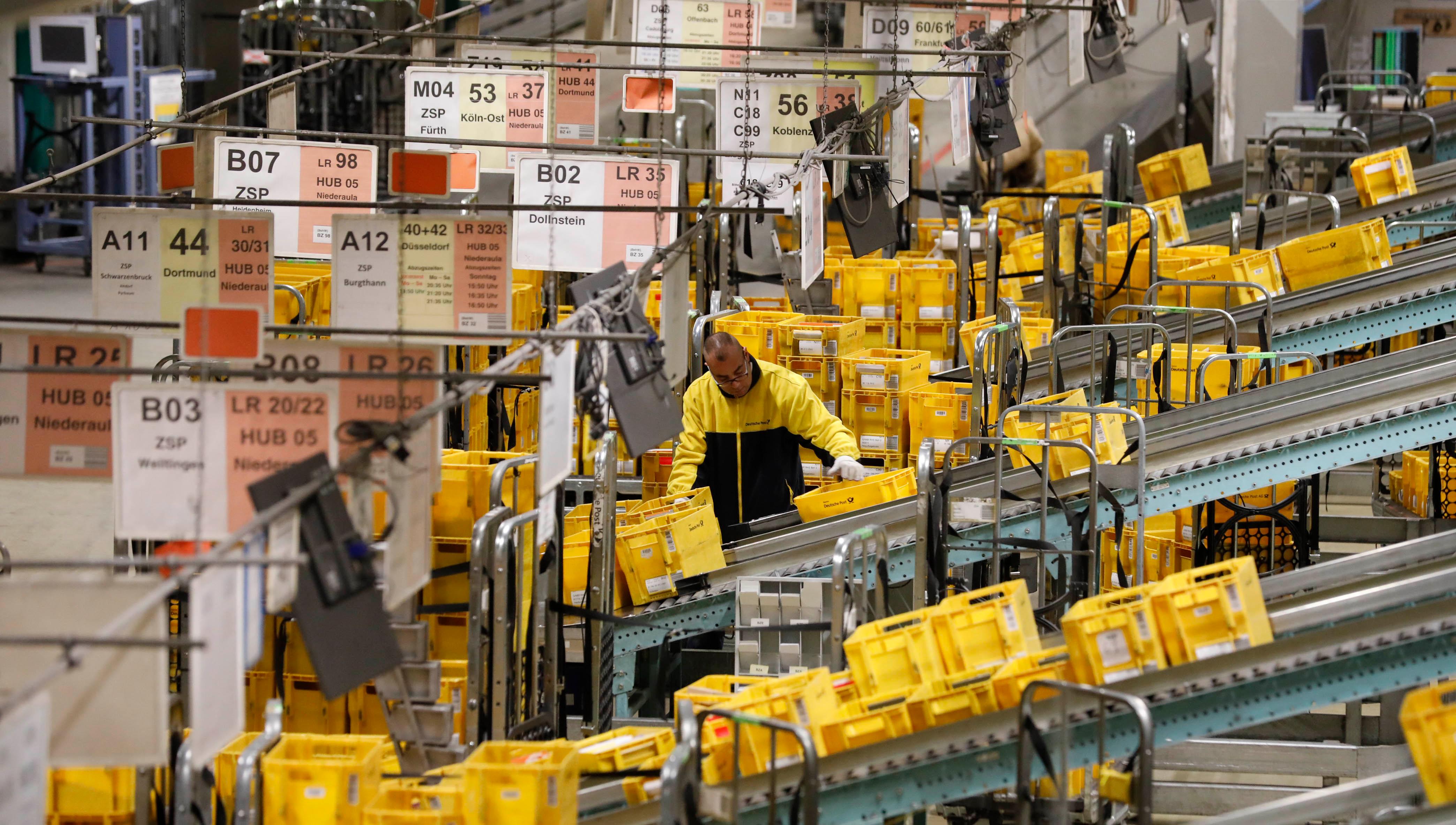 Die Schilder an den Förderbändern verraten, wohin die Reise geht.