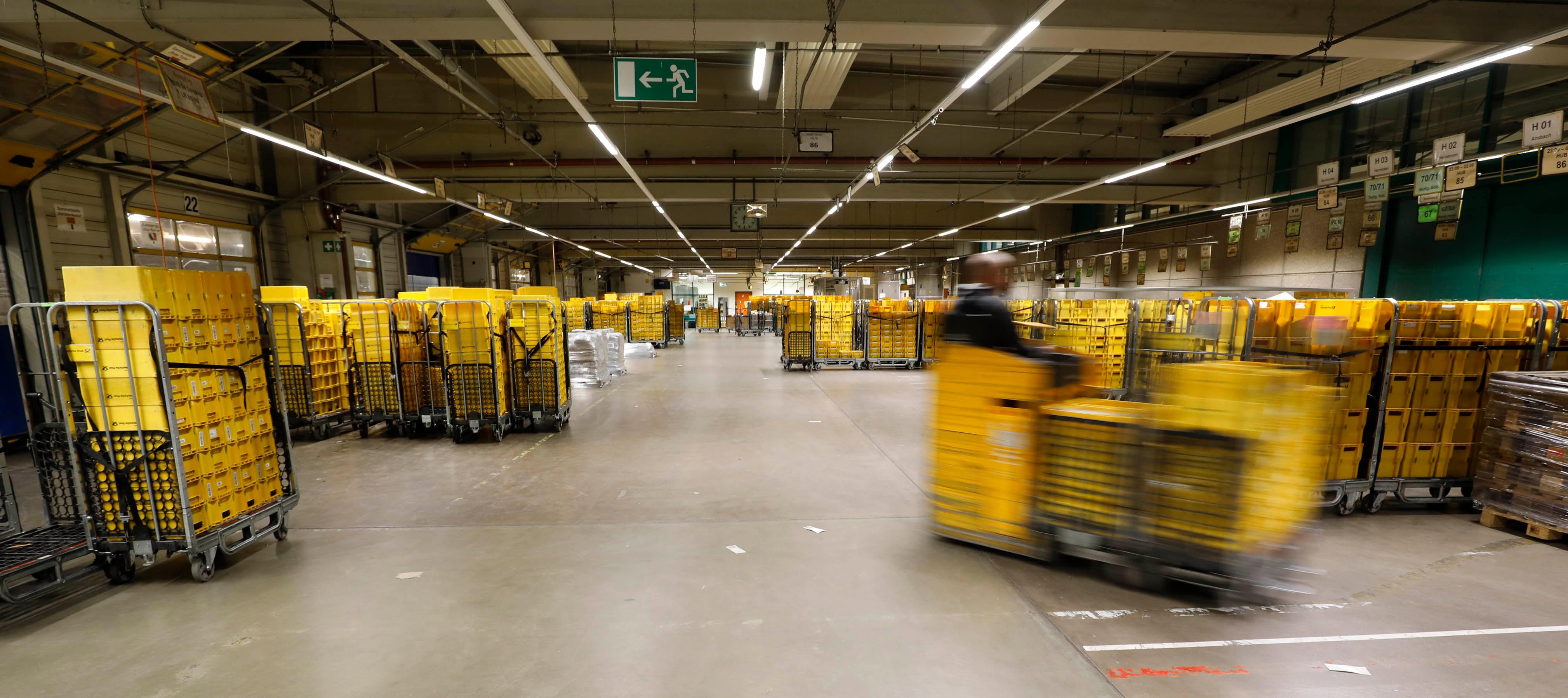 Auch im Briefzentrum muss man immer auf den Verkehr aufpassen.