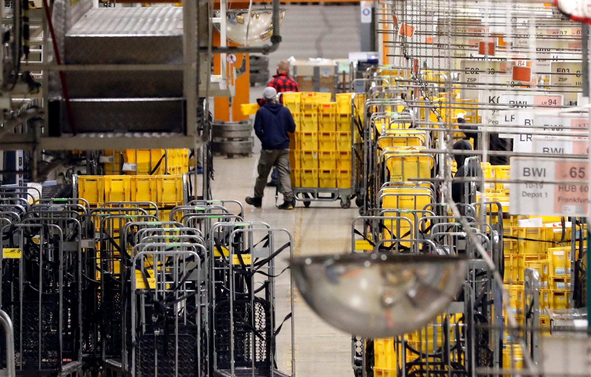 Das Briefzentrum Langwasser verarbeitet alle Post, die von auswärts in die Region kommt. Und in einem zweiten Schritt kümmert sie sich um Post, die vom Großraum aus in die Welt hinaus geht.