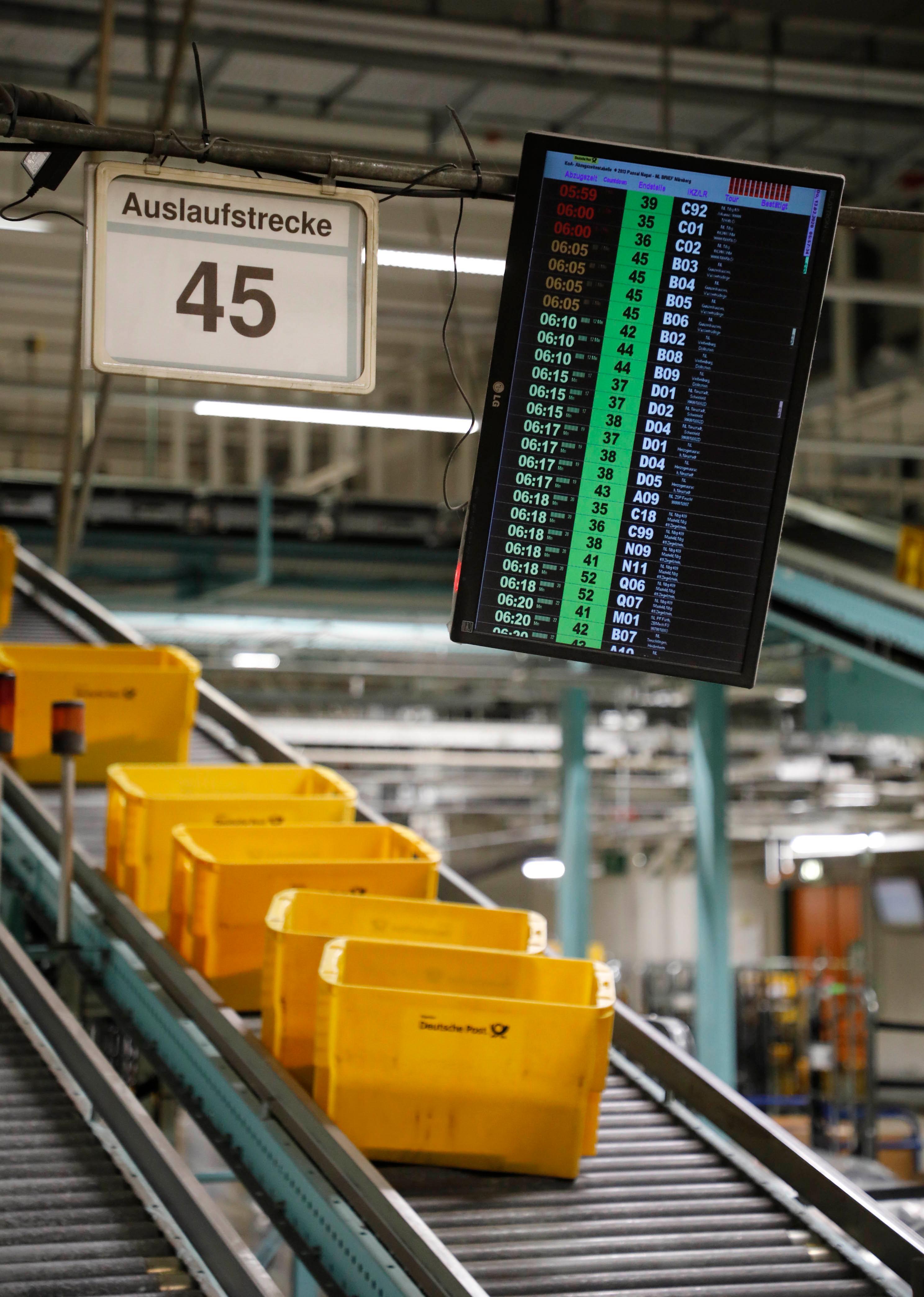 Eine komplizierte Software regelt, dass die Post auch dorthin kommt, wo sie innerhalb der Halle weiter verarbeitet werden soll.