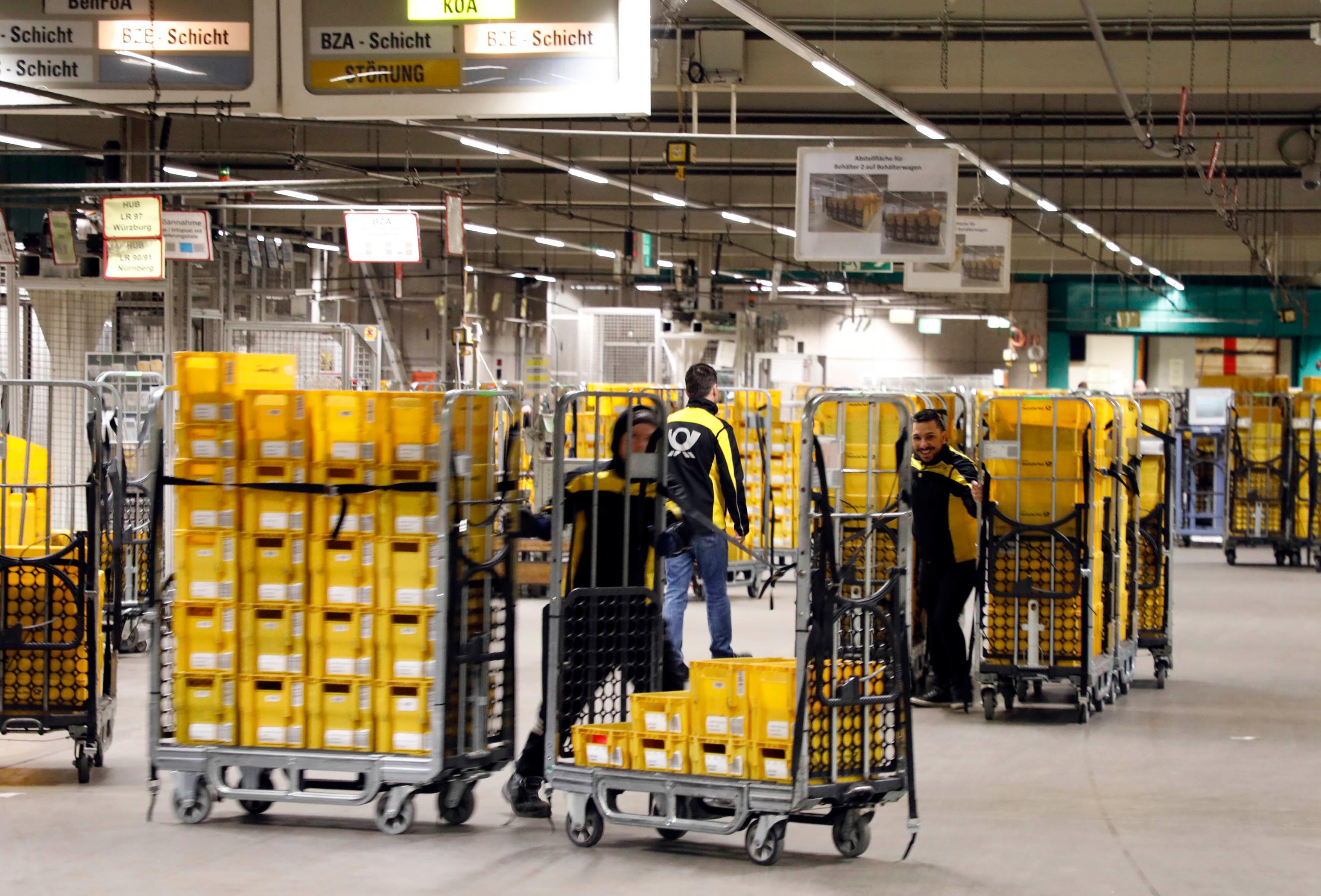 In großen Rollwägen wird die Post zu den Lastwagen an die Rampe geschoben.