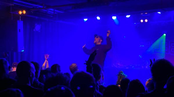 ..und dabei konstant sympathisch rüberkommen, ohne seine Augen zu zeigen.