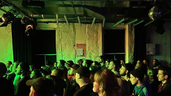 ...dann den "sehr guten Hauswein" des Z-Baus loben und...