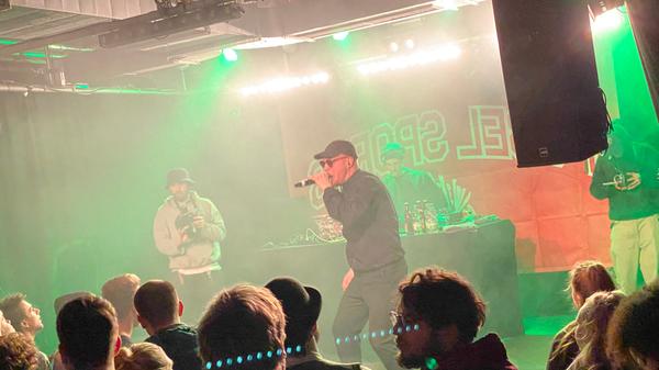 Manches kluge Wort frisst leider der Bass auf, das kennt man von Hip-Hop-Konzerten.