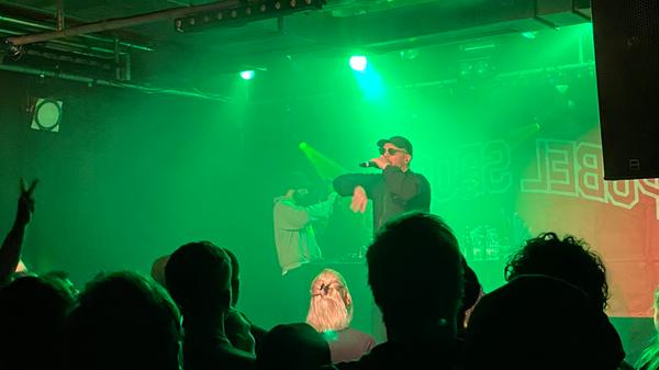 Der Mann oszilliert mühelos zwischen Asi und Akademiker und lässt jeden nach seiner Facon selig werden: "Alle Heten, alle Homos, Digga/Jeder so wie er es mag/Doch am besten jeden Tag" Ein Auszug aus dem Song "Rammeln".