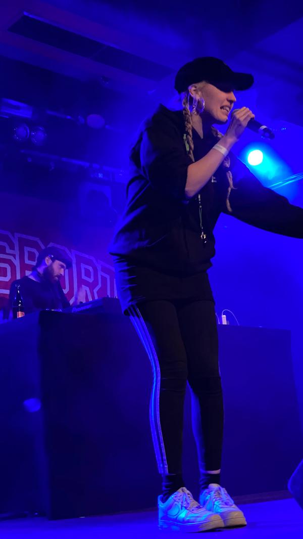 Dazu zelebriert Presslufthanna das Kämpfen, das Scheitern und das Immer-Wieder-Aufstehen. Eine politisch links angehauchte One-Woman-Show.