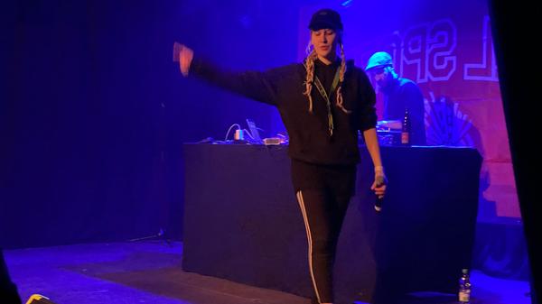 Natürlich wird auch gerappt! Presslufthanna & Sota steigen ein mit klassischen Beats, die an New York der 90er Jahre und die Stieber Twins erinnern.