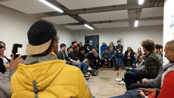 ...es geht vor allem um Auftrittsmöglichkeiten, Aufnahmemöglichkeiten und die Frage, inwiefern die Stadt eine freie Szene unterstützt oder sich zu sehr einmischen möchte. Die Meinungen gehen auseinander.