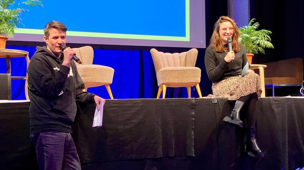 Falk Schacht und Jule Wasabi reden in einem Live-Podcast zum Beispiel über "grüne" Rapper, da erfährt dann etwa, dass der Vater von Kool Savas Kommunist war...