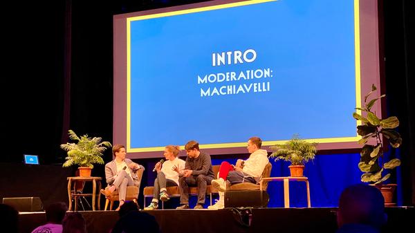Die Podcaster von "Machiavelli" werden durchs Programm führen. Als erstes wird im lockeren Gespräch mit den Veranstaltern geklärt, was die Idee hinter der Konferenz ist. "Wir wollen diskutieren", sagt Felicitas Lutz vom Z-Bau - immer wieder habe man intern Diskussionen geführt, welche Hip-Hop-Künstler man auftreten lassen will; es geht um die Grenze zwischen Kunst und Diskrimierung, die in nun in drei Tagen und vielen Veranstaltungen Thema sein wird.