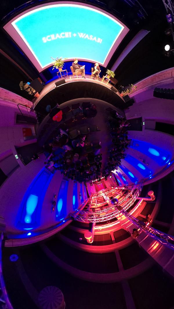 Langsam füllt sich auch der Saal, es steht schließlich der erste Programmpunkt an.