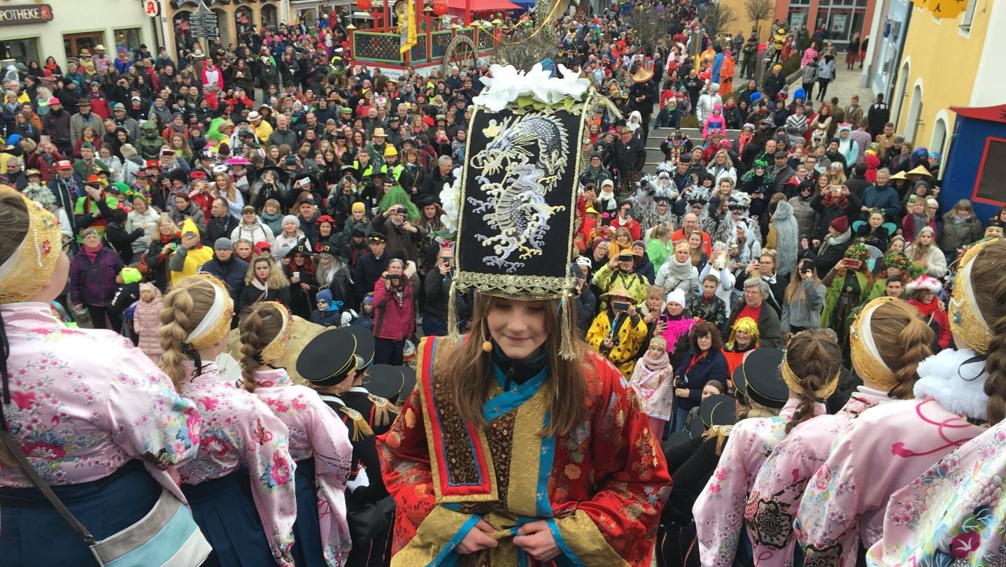 Das war das Bild im letzten Jahr: Ohne Kaiser, dafür mit Drachenprinzessin feierte man in Dietfurt Fasching.