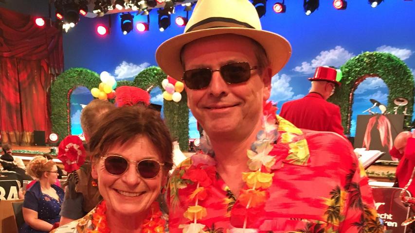 Aloha! Nürnbergs Oberbürgermeister Ulrich Maly war dieses Jahr mit Ehefrau Petra im Hawaii-Hemd-Look unterwegs. Eine „subtile Botschaft“, wie er sagt, die in Richtung Freizeit deutet. Einen Lieblingswitz hat er nicht: "Weil man über einen Witz ja in der Regel nur einmal lacht, möchte ich da kein Ranking erstellen."