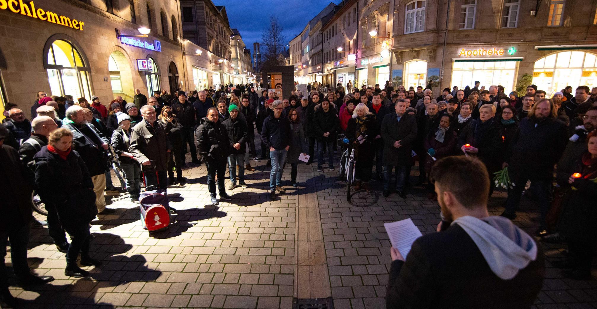 Kundgebung für die Opfer und ihre Angehörigen in der Fürther Fußgängerzone.