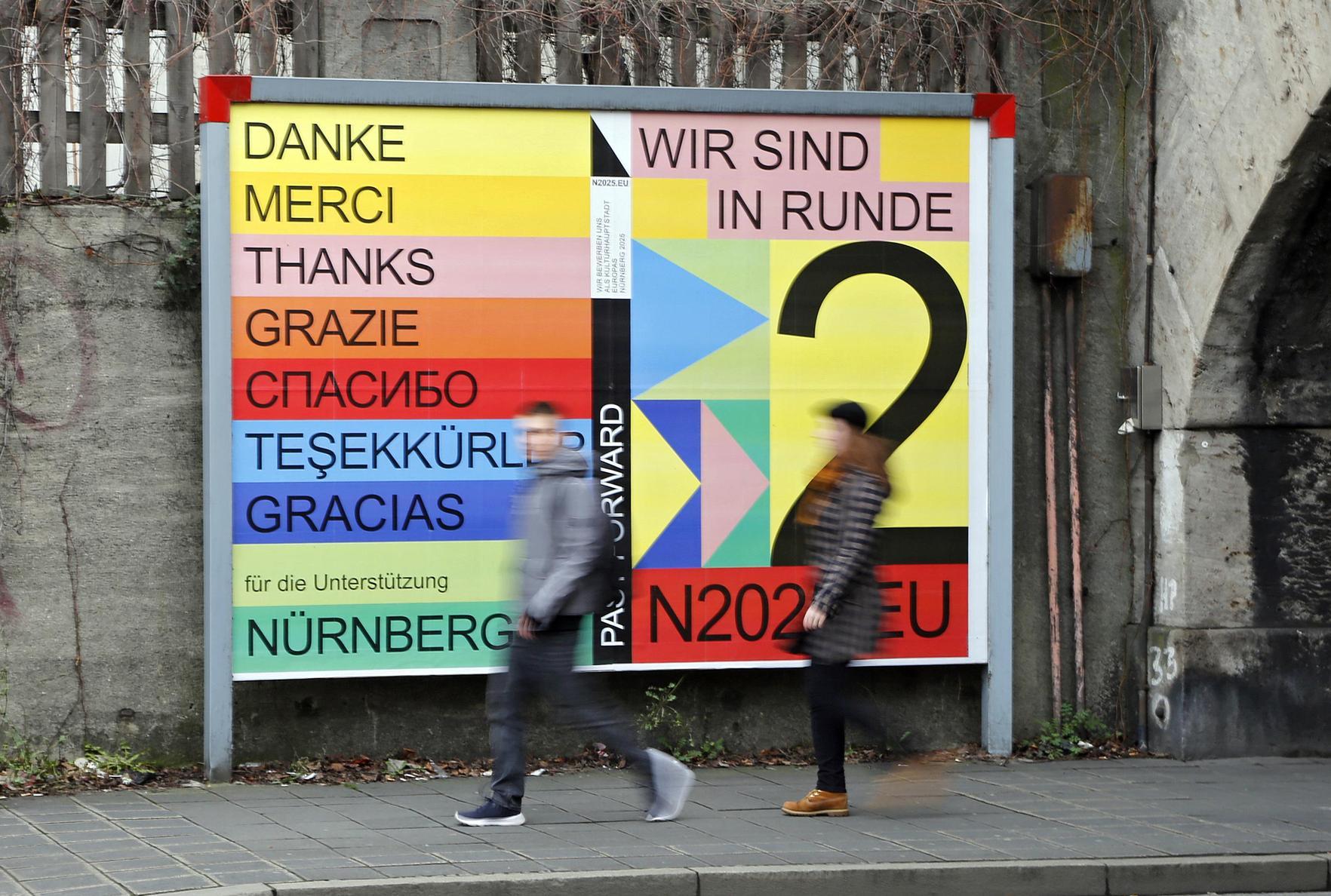 Mit auffälligen Plakaten weist Nürnberg darauf hin und dankt dafür, dass die Stadt in die Schlussrunde bei der Bewerbung eingezogen ist.