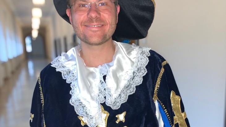 Marcus König, Nürnberger OB-Kandidat der CSU, geht dieses Jahr als Musketier zum Fasching, mit Hut und, natürlich, königlich blauem Oberteil. Sein Lieblingswitz: Warum geht ein König zum Zahnarzt? Weil er sich eine neue Krone machen lässt.