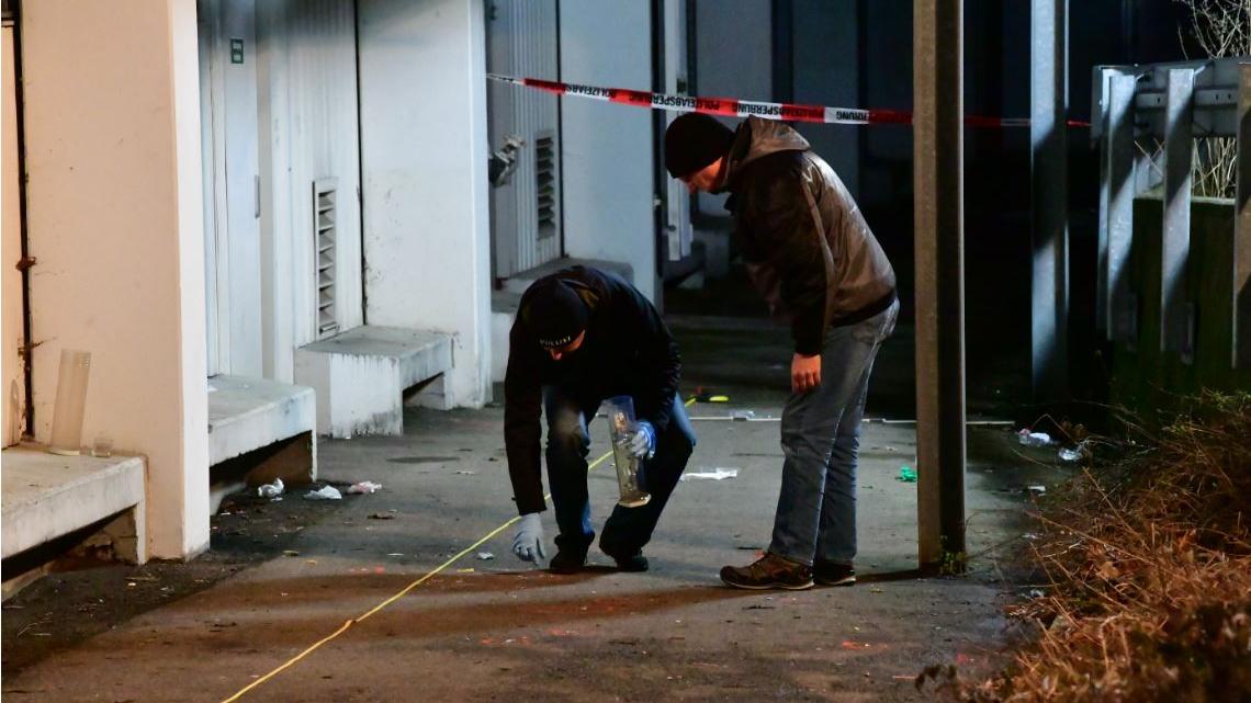 Ein Streit mit zwei Männern endete für eine 36-Jährige hinter einem Neumarkter Supermarkt tödlich. Noch in der Nacht haben die Ermittler am Tatort Spuren gesichert.