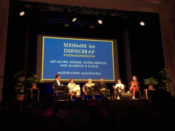 Panel Diskussion "Sexismus im Deutschrap" mit (von li. nach re.) Vassili Golod, Salwa Houmsi, Axel Ballreich, B-Tight, Sophie Künstler und Jan Kawelke.