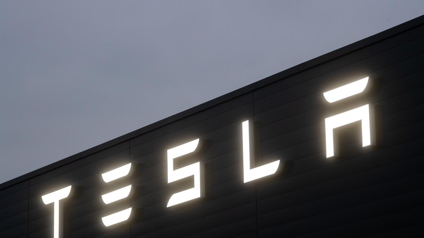 Nach einem kurzen Baustopp hat das Oberverwaltungsgericht Berlin-Brandenburg entschieden, dass Tesla weiterhin sein Megaprojekt bauen darf.
