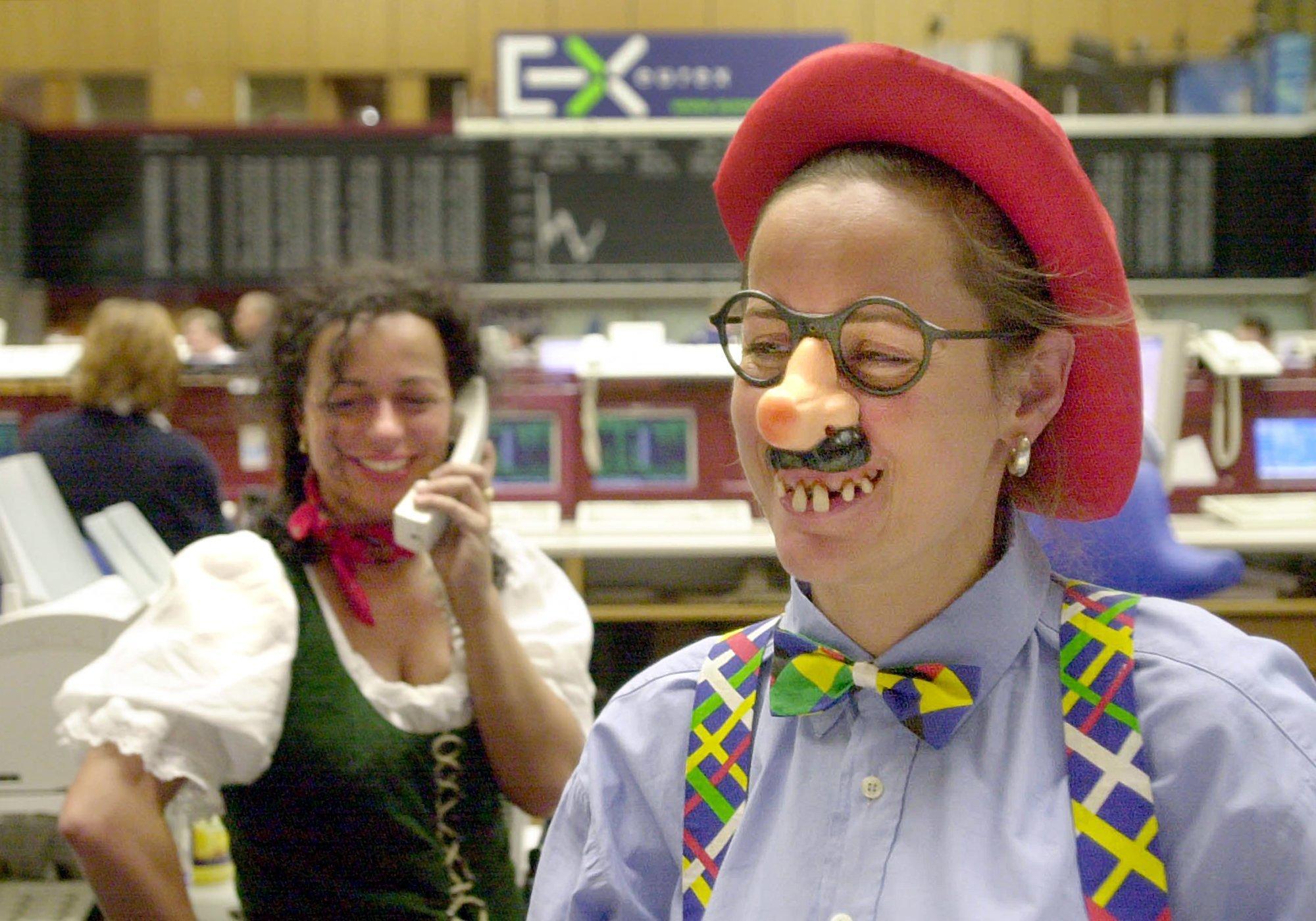 Wenn am Arbeitsplatz Schutzkleidung oder Uniformen vorgeschrieben sind, wie etwa im Krankenhaus oder bei der Polizei, darf man sich grundsätzlich nicht verkleiden. Ein Kostümverbot gilt meist auch für Arbeitnehmer mit viel Kundenkontakt. „Es ist eben fraglich, ob ich einem Bankmitarbeiter mein Geld anvertraue, wenn er mir als kostümierter Clown gegenüber sitzt“, fasst Richter zusammen. Er empfiehlt, den Chef direkt zu fragen, ob eine Verkleidung am Arbeitsplatz erlaubt ist.