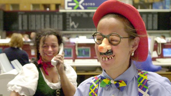 Wenn am Arbeitsplatz Schutzkleidung oder Uniformen vorgeschrieben sind, wie etwa im Krankenhaus oder bei der Polizei, darf man sich grundsätzlich nicht verkleiden. Ein Kostümverbot gilt meist auch für Arbeitnehmer mit viel Kundenkontakt. „Es ist eben fraglich, ob ich einem Bankmitarbeiter mein Geld anvertraue, wenn er mir als kostümierter Clown gegenüber sitzt“, fasst Richter zusammen. Er empfiehlt, den Chef direkt zu fragen, ob eine Verkleidung am Arbeitsplatz erlaubt ist.