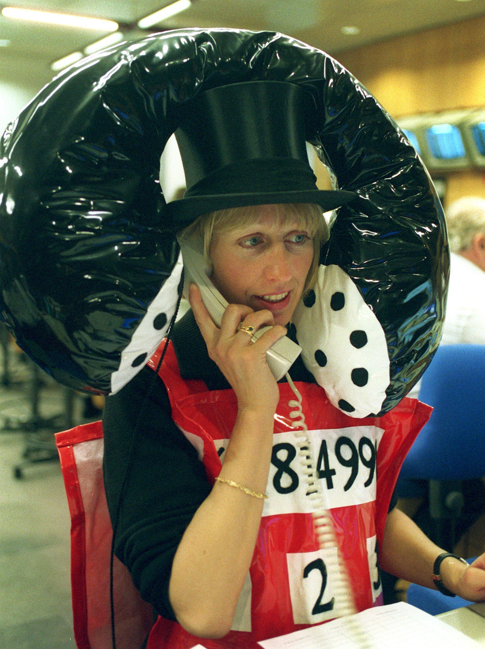 Generell empfiehlt es sich, vorher abzuklären, ob die übrigen Kollegen aufwendig oder eher dezent verkleidet kommen werden. Im Zweifelsfall empfiehlt es sich also, vorab das Gespräch mit Kollegen und dem Chef zu suchen.