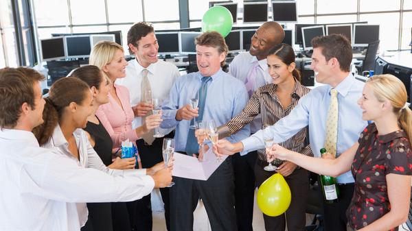 Wenn es keine anderweitige Regelung gibt, ist der Konsum von Alkohol während der Arbeitszeit grundsätzlich erlaubt. Getrunken werden sollte allerdings nur in dem Maße, in dem die Arbeitsfähigkeit nicht darunter leidet. Sicherheit und Arbeitsleistung stehen trotz Bier und Sekt an erster Stelle.