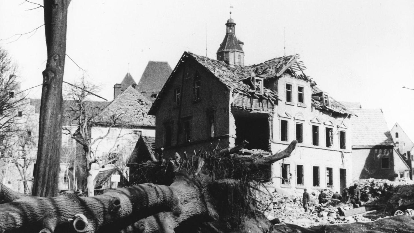 Ein einzelner B-17-Bomber hatte seine tödliche Fracht über Weißenburg abgeladen. Im Bereich Am Hof starben 21 Menschen, etliche Häuser wurden zerstört oder schwer beschädigt.
