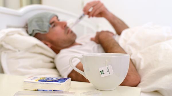 Hier mahnt Richter zur Vorsicht: Wenn jemand schon vor Fasching sage, „wenn ich keinen Urlaub bekomme, dann bin ich sowieso krank“, komme das einer Arbeitsverweigerung gleich. Wer sich an Rosenmontag krankschreiben lässt, um weiterzufeiern, täuscht zudem eine Arbeitsunfähigkeit vor, und das sei wiederum mit einem Betrug gleichzusetzen. Wenn der Chef dann einen vorgeblich kranken Mitarbeiter auf den Fotos oder Videos eines Faschingsumzugs entdeckt, könne er sogar eine fristlose Kündigung aussprechen, so Richter.