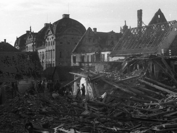 Gegenüber dem Ellinger Rathaus in Richtung des Schlosses hatten die Bomben mehrere Häuser vernichtet und viele andere schwer beschädigt. Unter anderem brannte die Apotheke komplett aus.