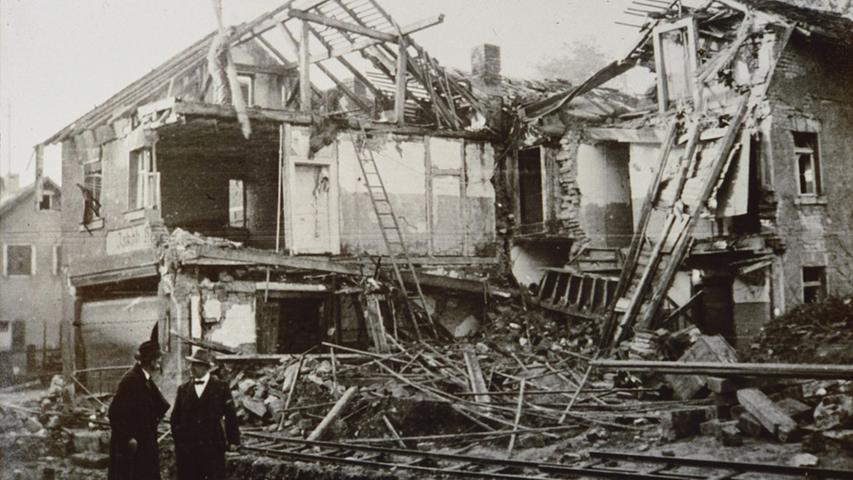 Ein zerstörtes Haus in der Treuchtlinger Stadtmitte - vermutlich in der Bahnhofstraße - nach den beiden schweren Bombenangriffen vom 23. Februar und 11. April 1945. Die Behelfsgleise im Vordergrund dienten dem Einsatz von Loren zum Beseitigen der Trümmer.
