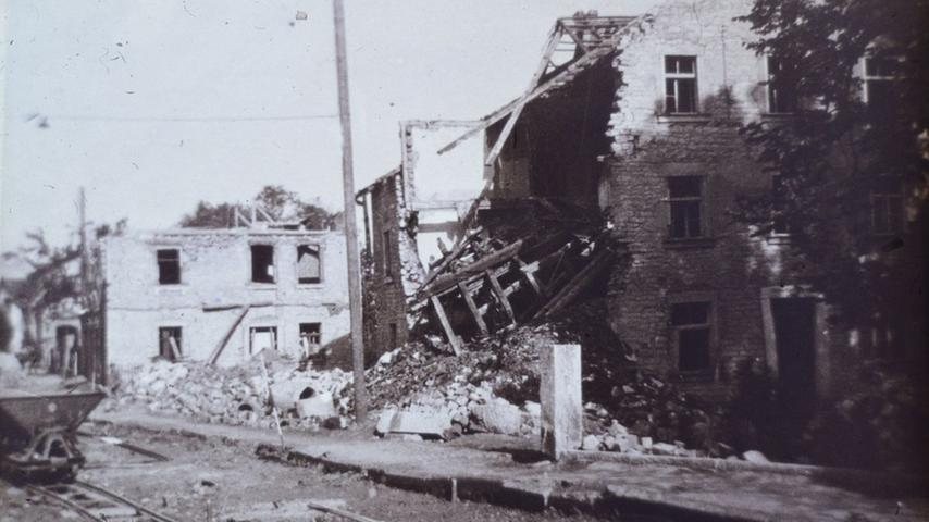 Zerstörte Häuser in der Treuchtlinger Stadtmitte nach den beiden schweren Bombenangriffen vom 23. Februar und 11. April 1945. Die Behelfsgleise links dienten dem Einsatz von Loren zum Beseitigen der Trümmer.