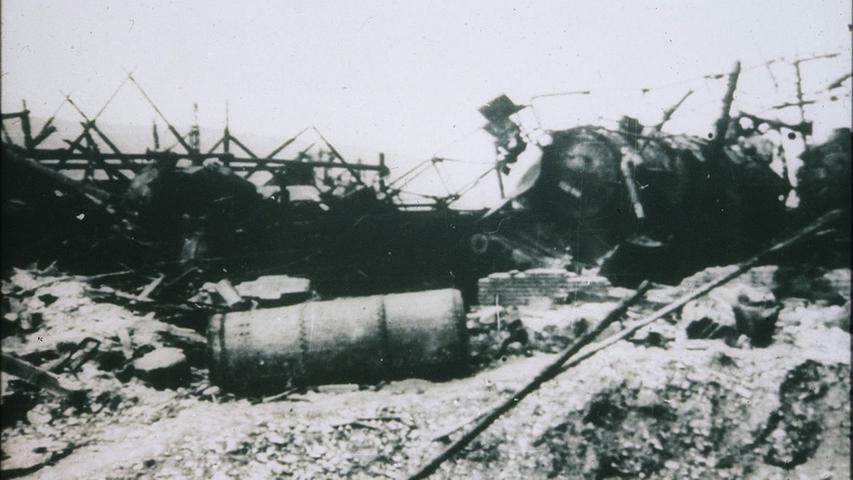 Zerstörte Dampflokomotiven, Tanks und Unterstände im Treuchtlinger Bahnhof nach den verheerenden Luftangriffen vom 23. Februar und 11. April 1945. Das Bild könnte die Überreste des Lokschuppens im Bahnbetriebswerk zeigen.