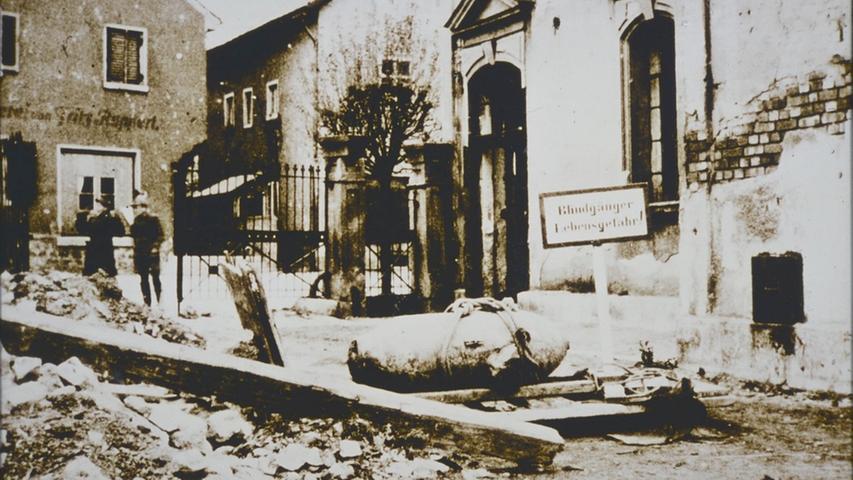Ein "Blindgänger" in der Treuchtlinger Stadtmitte nach den schweren Luftangriffen vom 23. Februar und 11. April 1945.
