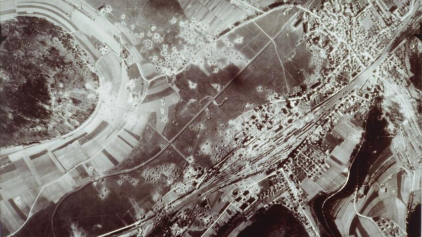 Luftaufnahme nach dem zweiten Angriff auf Treuchtlingen am 11. April 1945: Gut zu erkennen sind die Bombentrichter rund um Bahnhof und Kästleinsmühle (oben links) sowie in der Bildmitte die damals noch schnurgerade Altmühl.