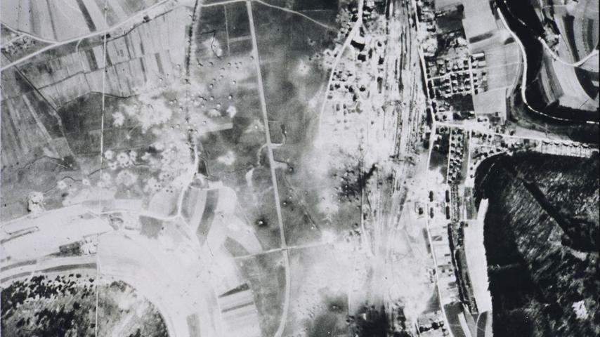 Luftaufnahme nach dem zweiten Angriff auf Treuchtlingen am 11. April 1945: Gut zu erkennen sind die Bombentrichter rund um Bahnhof und Kästleinsmühle (links) sowie in der Bildmitte die damals noch schnurgerade Altmühl.