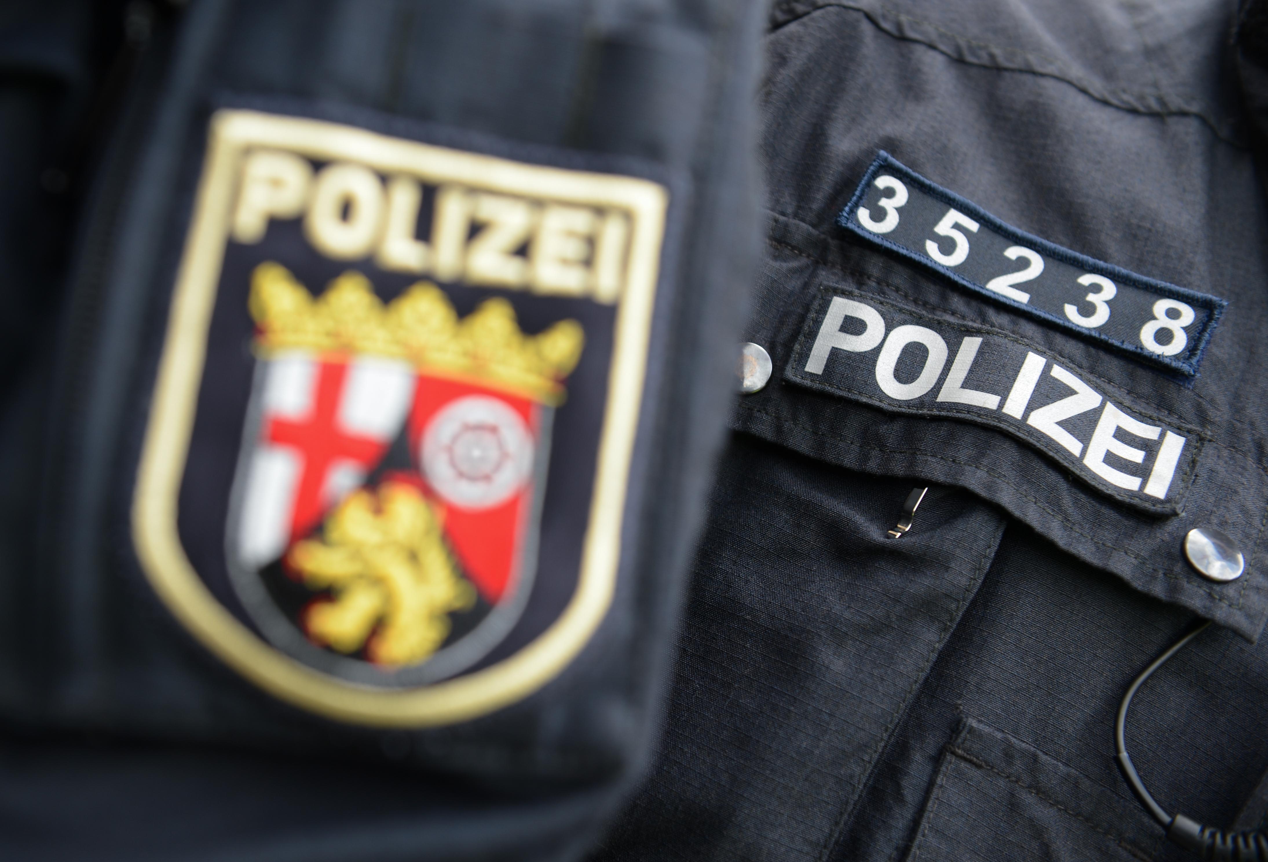 Wer sich als Polizist verkleidet, sollte außerdem beachten, dass Scheinwaffen und sehr echt wirkende Uniformen strafrechtlich relevant sein können. Der Missbrauch von Titeln, Berufsbezeichnungen und Abzeichen wird mit geringen Geldstrafen oder sogar mit einer Gefängnisstrafe von bis zu einem Jahr geahndet. Wer mit einer Scheinwaffe einen Arbeitskollegen bedroht, macht sich sogar des versuchten Raubes schuldig – wenn er nicht vorab erklärt, dass es sich um einen Scherz handelt.