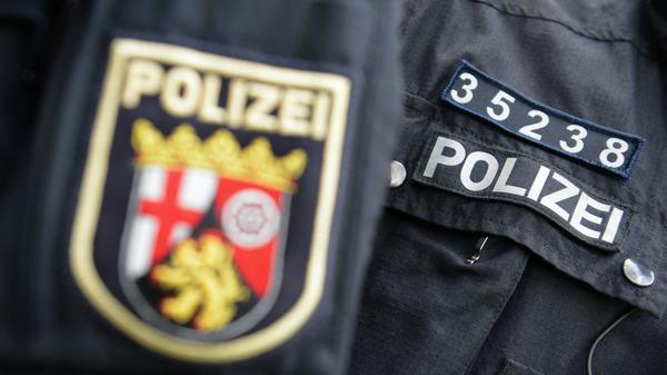 Wer sich als Polizist verkleidet, sollte außerdem beachten, dass Scheinwaffen und sehr echt wirkende Uniformen strafrechtlich relevant sein können. Der Missbrauch von Titeln, Berufsbezeichnungen und Abzeichen wird mit geringen Geldstrafen oder sogar mit einer Gefängnisstrafe von bis zu einem Jahr geahndet. Wer mit einer Scheinwaffe einen Arbeitskollegen bedroht, macht sich sogar des versuchten Raubes schuldig – wenn er nicht vorab erklärt, dass es sich um einen Scherz handelt.